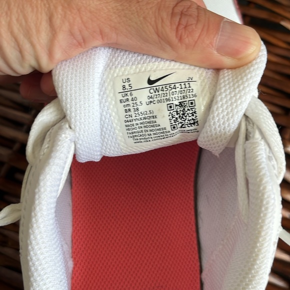 Women’s Nike Shoe - Picture 3 of 6